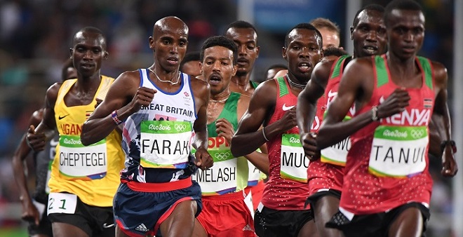 Britain's Mo Farah (2ndL) competes in the Men's 10,000m during the athletics event at the Rio 2016 Olympic Games at the Olympic Stadium in Rio de Janeiro on August 13, 2016. / AFP PHOTO / OLIVIER MORIN