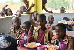 Women's bank helps Ivorian children to swap labour for class